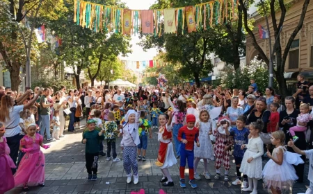 Mališani PU „Naše dete“ u karnevalskim kostimima prošetali Šapcem