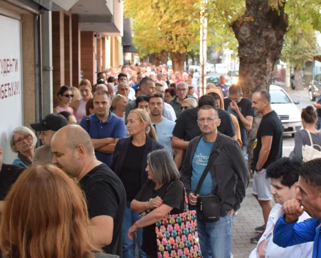 Studenti i danas prikupljaju potpise podrške, red i ovog jutra dug