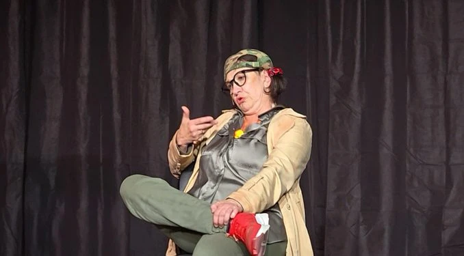 Aneta Tomašević premijerno izvela monodramu „Luda Nasta u KUC-u“ na novoj sceni Fokus