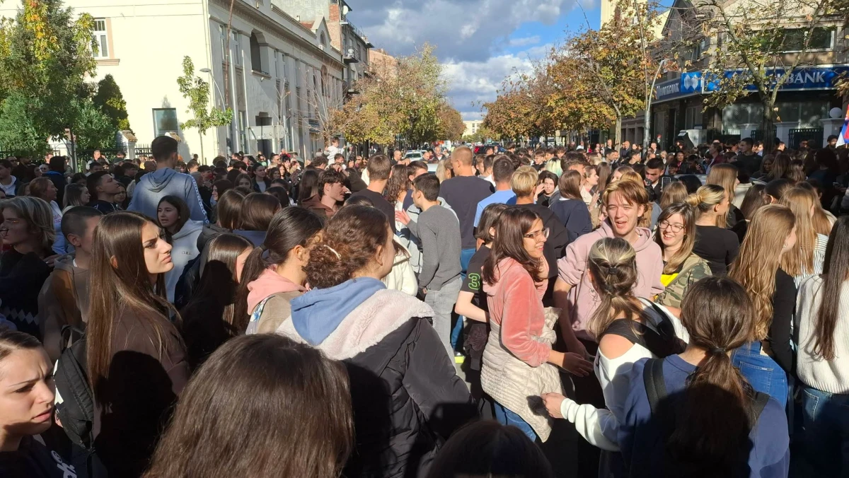 Slavlje zbog pobede Studentske liste ispred Šabačke gimnazije: Kolo na ulici, saobraćaj nakratko zaustavljen!