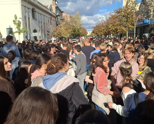 Slavlje zbog pobede Studentske liste ispred Šabačke gimnazije: Kolo na ulici, saobraćaj nakratko zaustavljen!