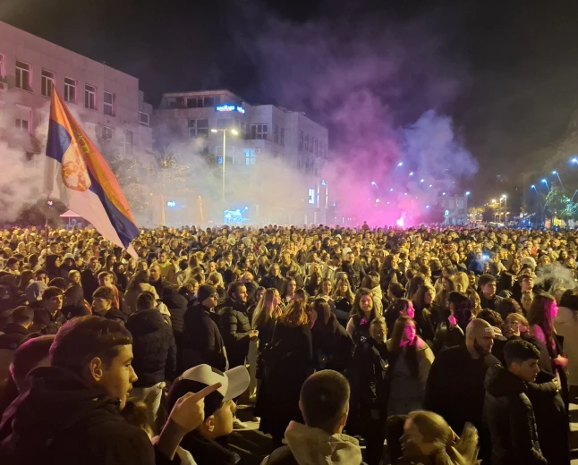 Prepun Trg šabačkih žrtava: Šabac pevao i igrao kolo na proslavi pobede Studentske liste